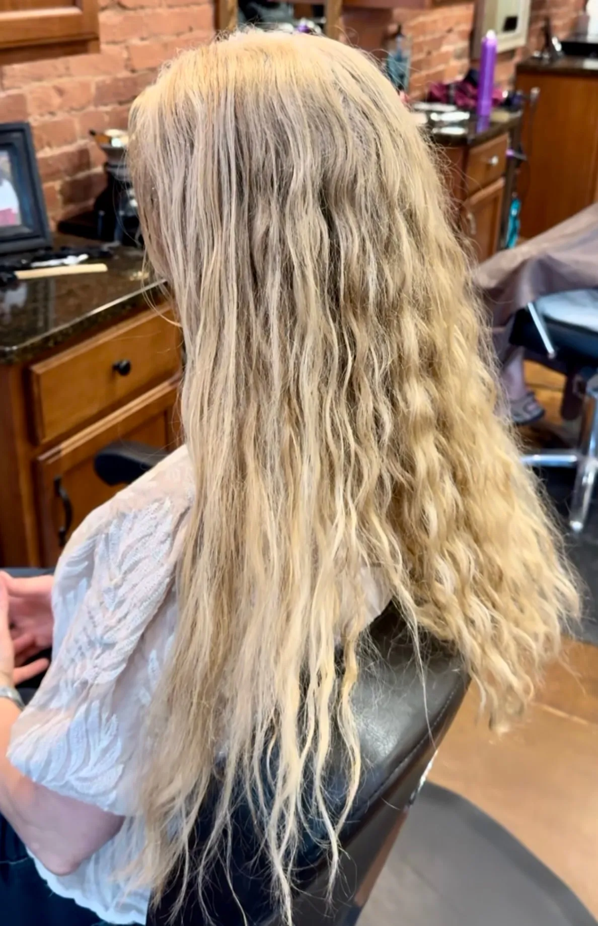 Žena s blond irskými texturovanými vlasy