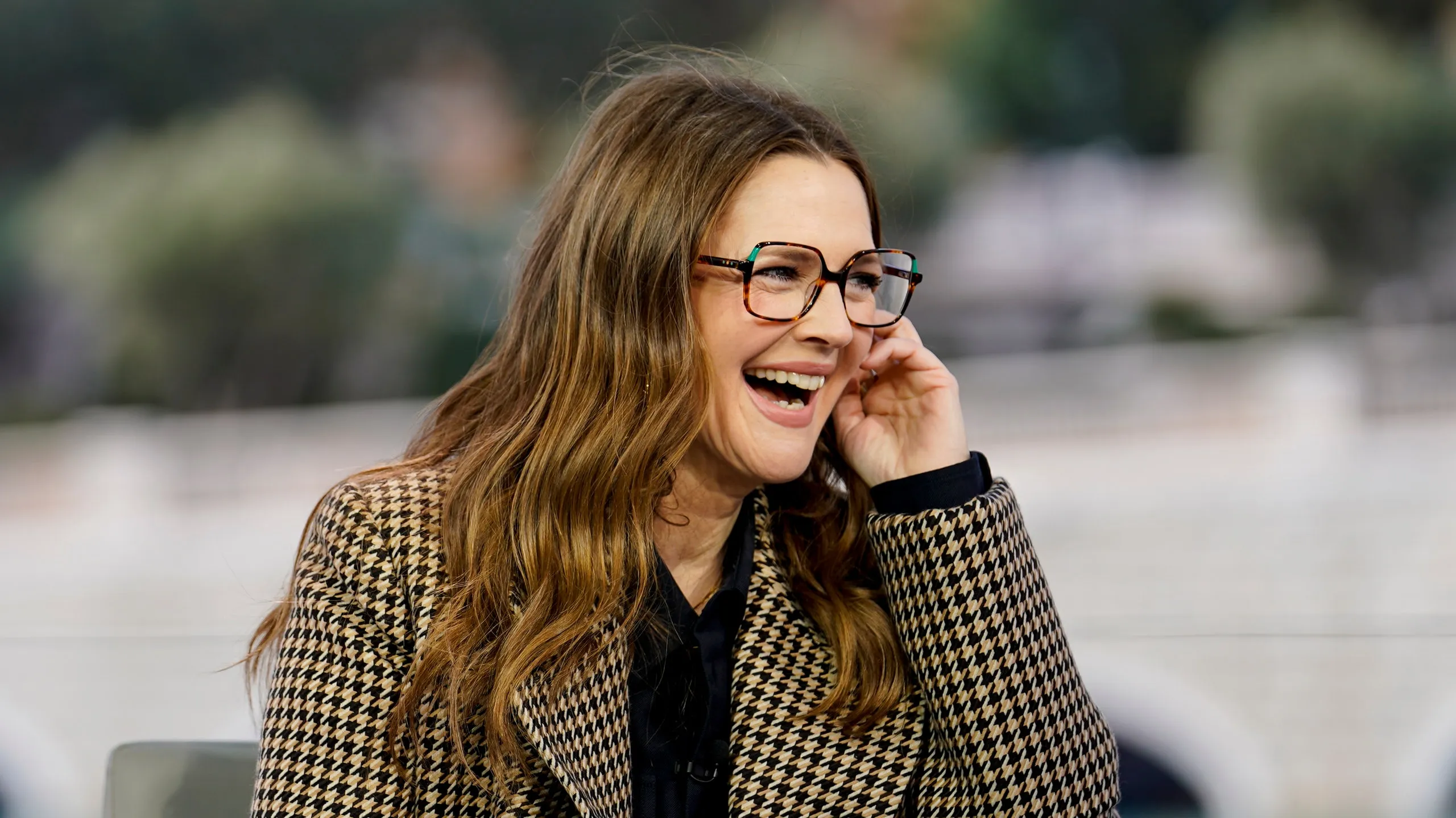 Drew Barrymore si v televizi odlíčila za přítomnosti Pamely Anderson.